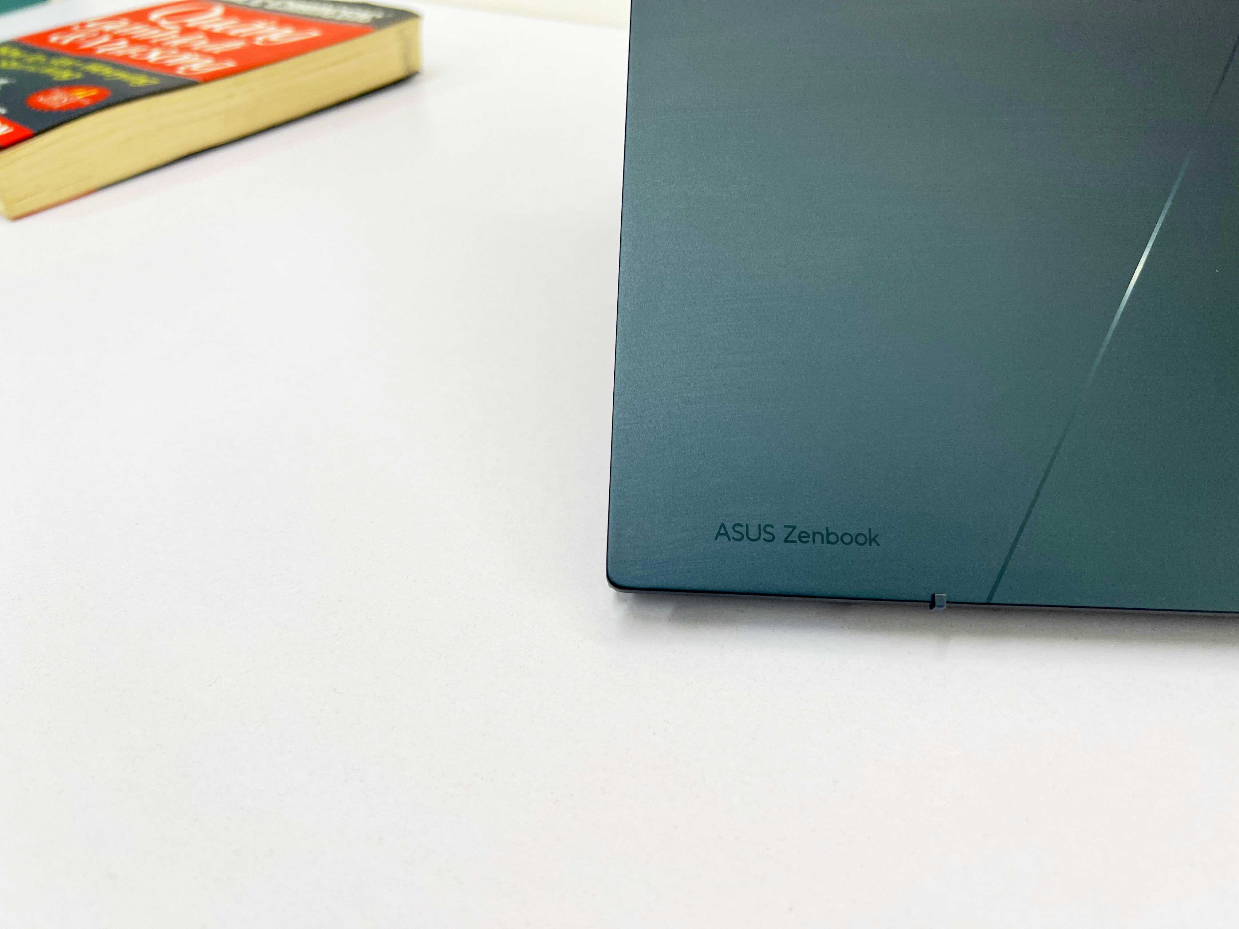 ASUS Zenbook Q409 ZA (Intel Core I5-1240P | RAM 8GB |SSD M.2 NVMe 256GB | 14" OLED 2,8K | Card On Intel Iris Xe )