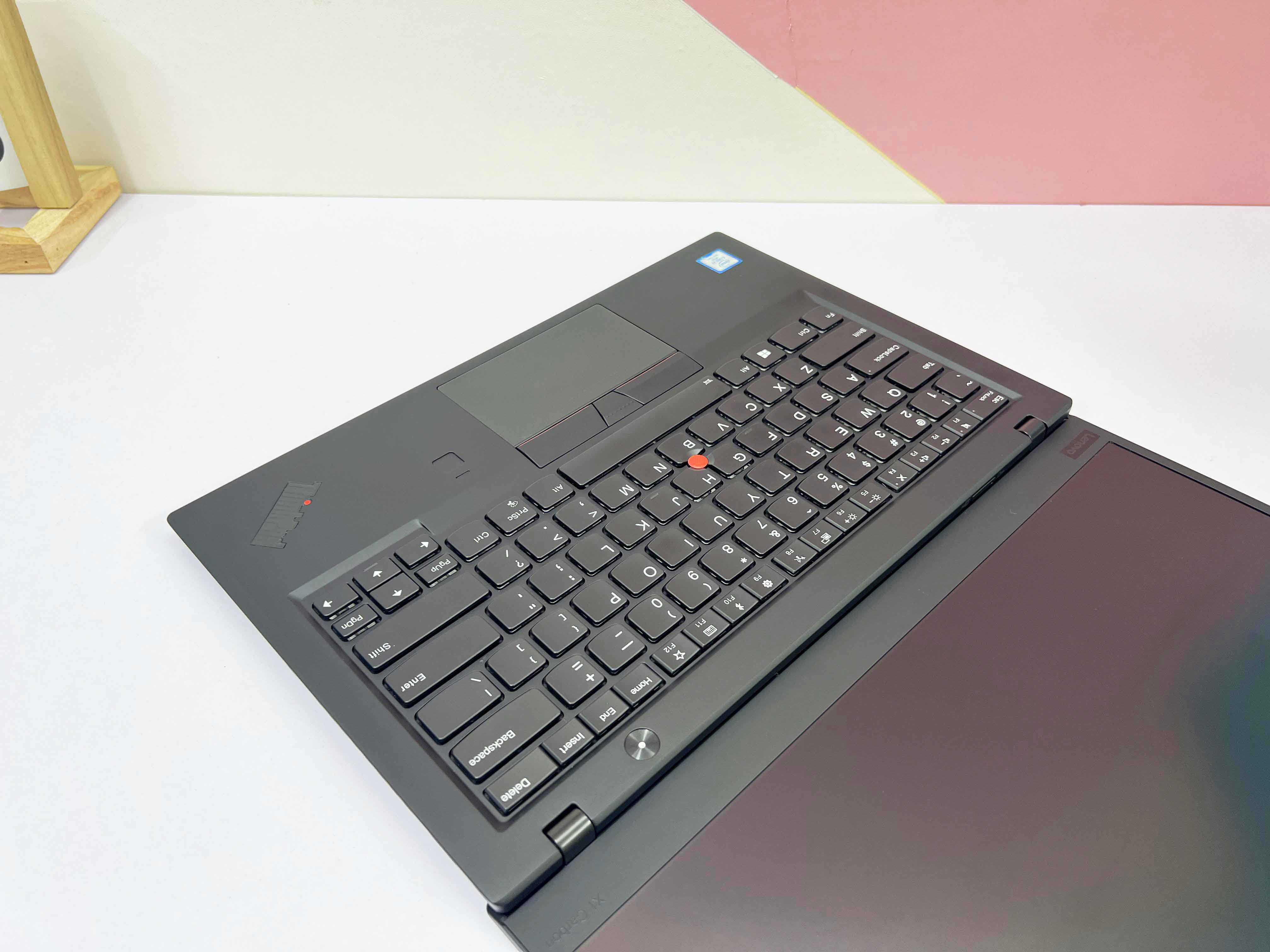 Lenovo Thinkpad X1 Carbon Gen 6 ( I7-8650U | RAM 16GB | SSD 256GB | 14" FHD IPS 1920 X 1080 | Card On UHD Graphics 620 )